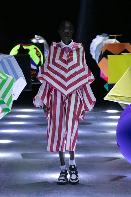 Top &agrave; rayures rouge et blanc et pantalon court&nbsp;aper&ccedil;us sur le d&eacute;fil&eacute; Anrealage