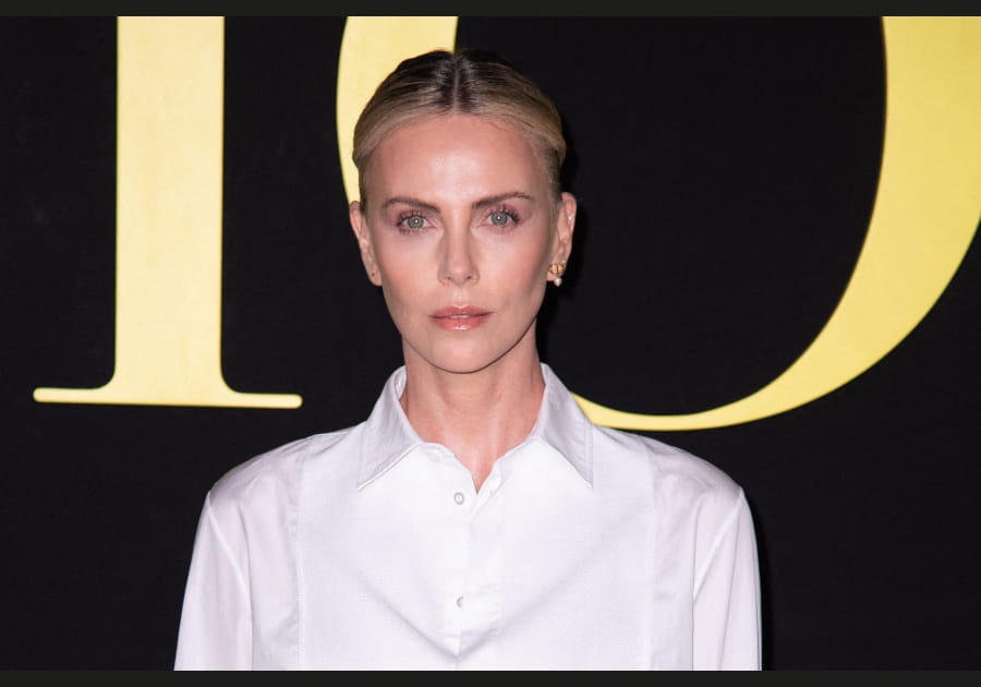 Charlize Theron, d&eacute;licate avec son teint lumineux