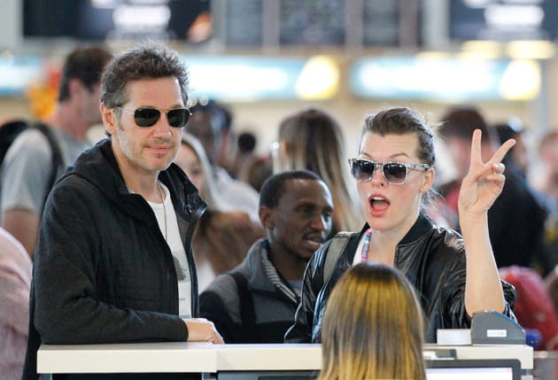 Milla Jovovich et son époux Paul Anderson, prêts à décoller, à l'aéroport de Cape Town