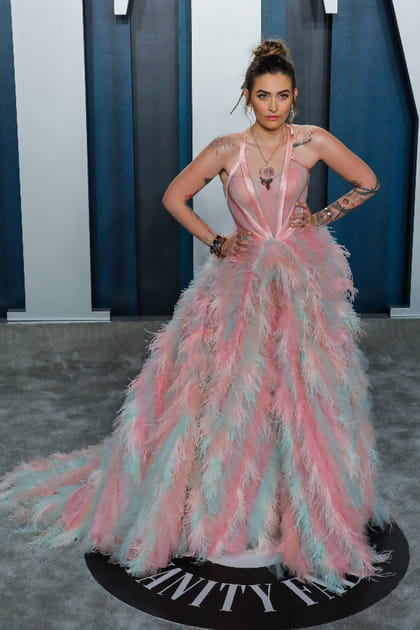 Paris Jackson en robe &agrave; plumes