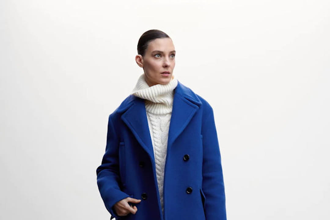 Manteau court en coton blanc italien à col rond et boutons ajourés pour l'automne main image 1
