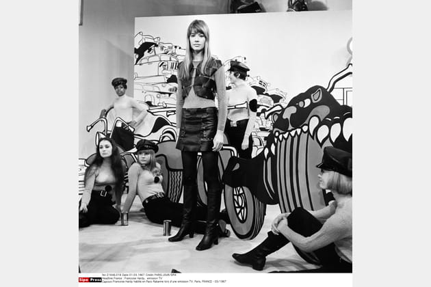 Françoise Hardy, habillée en Paco Rabanne lors d'une ...
