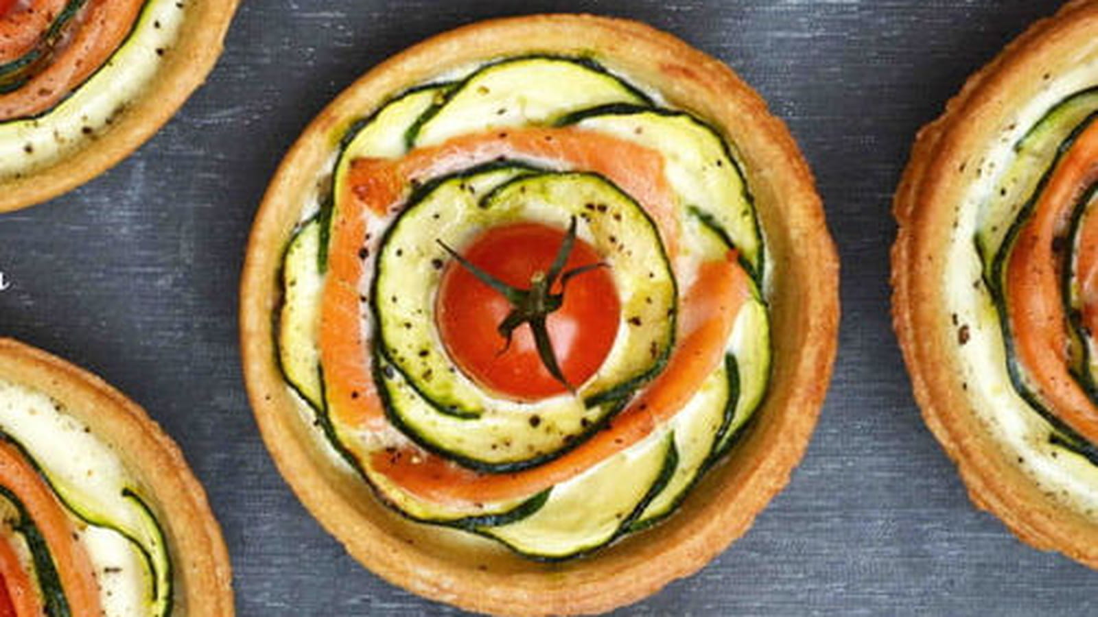 Petites quiches au fromage de chèvre, courgette et saumon fumé