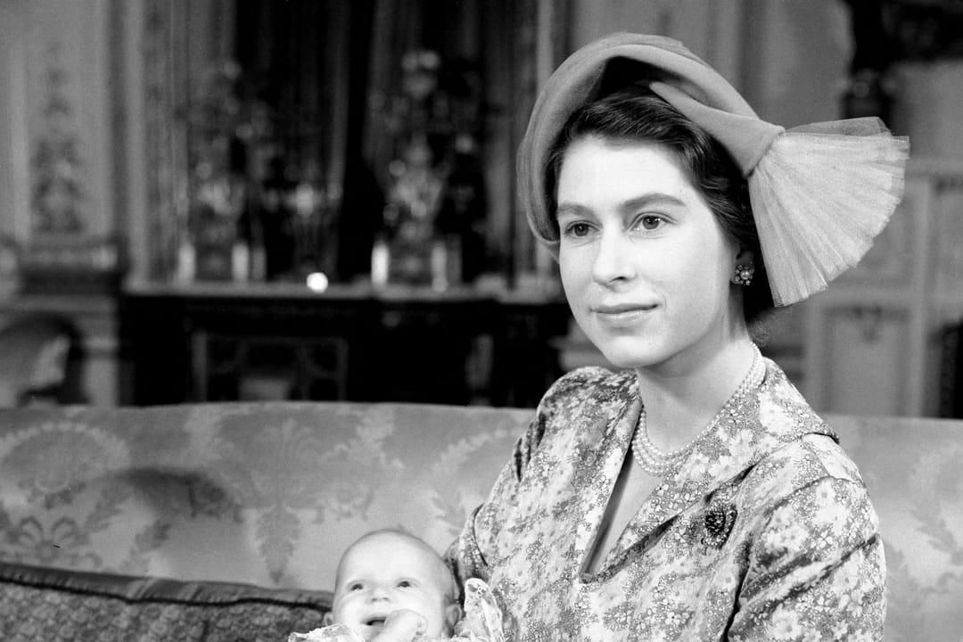 elizabeth-ii-avec-sa-fille-la-princesse-anne-sa-naissance