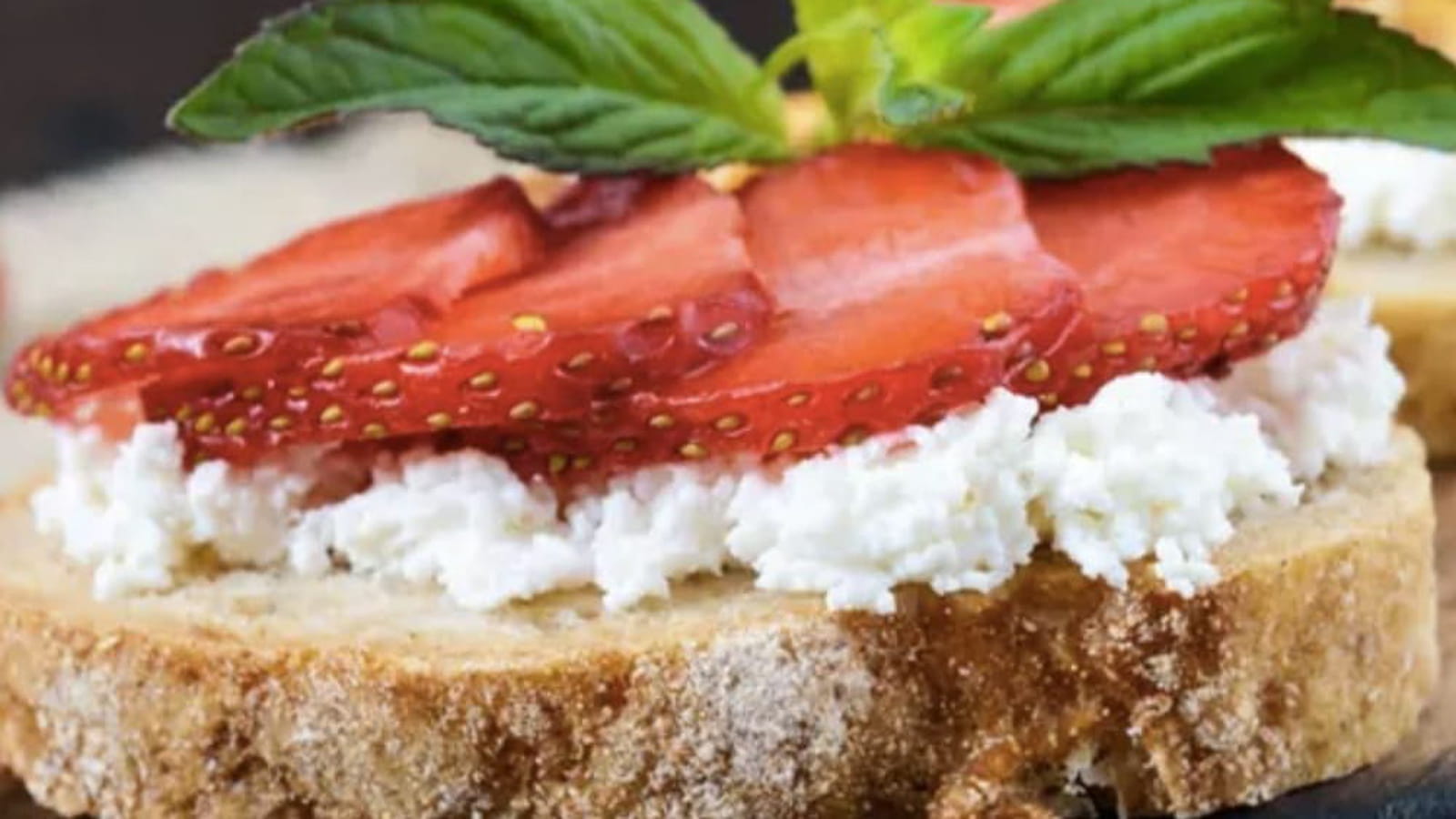 Toast au fromage de chèvre et fraises