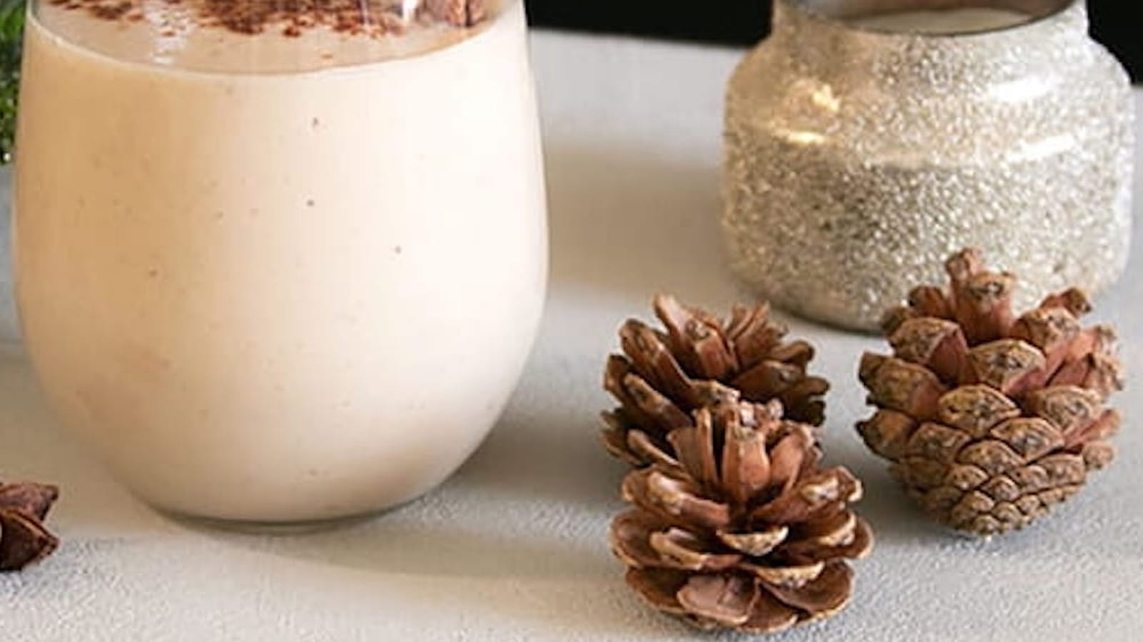 Cocktail de Noël à base de dattes, de lait d'amande et de Bourbon