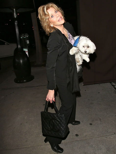 Jane Fonda, chien dans les bras