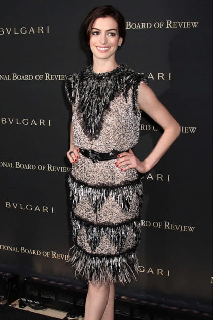 Anne Hathaway en robe &agrave; franges