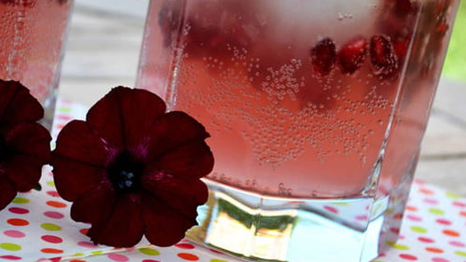 Cocktail Pink Tonic sans alcool au pamplemousse rose, cassis, citron vert et grenade
