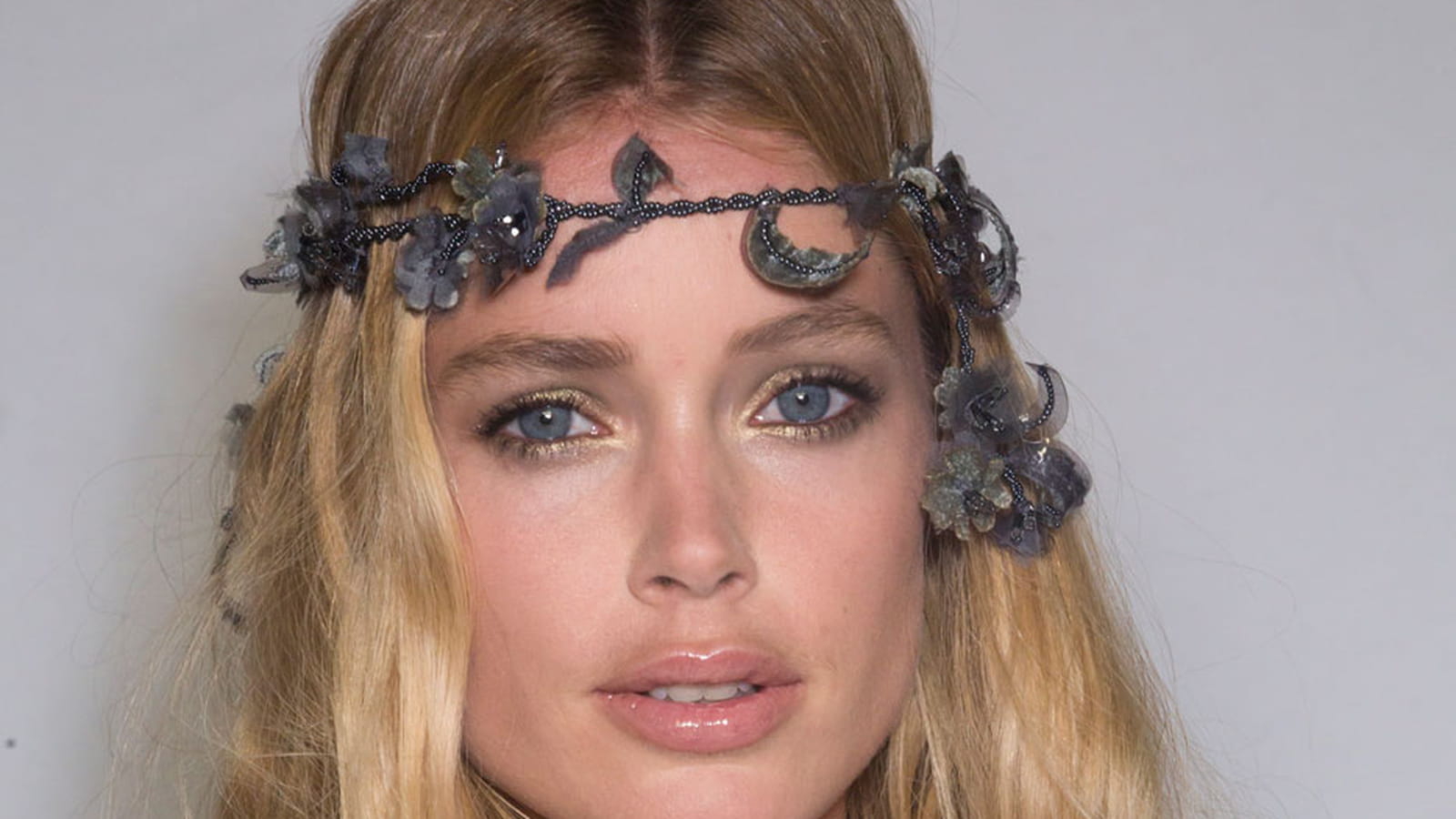 La coiffure romantique du défilé Atelier Versace