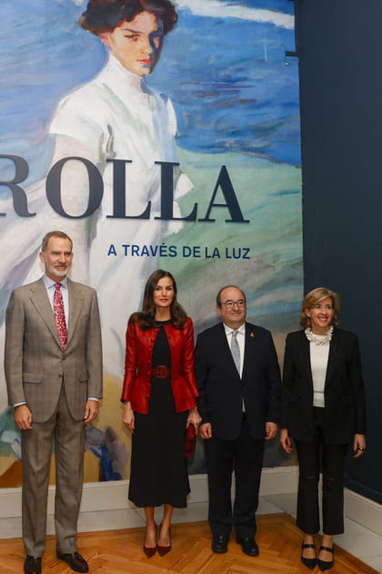 Letizia d'Espagne en veste rouge Carolina Herrera et robe Mango