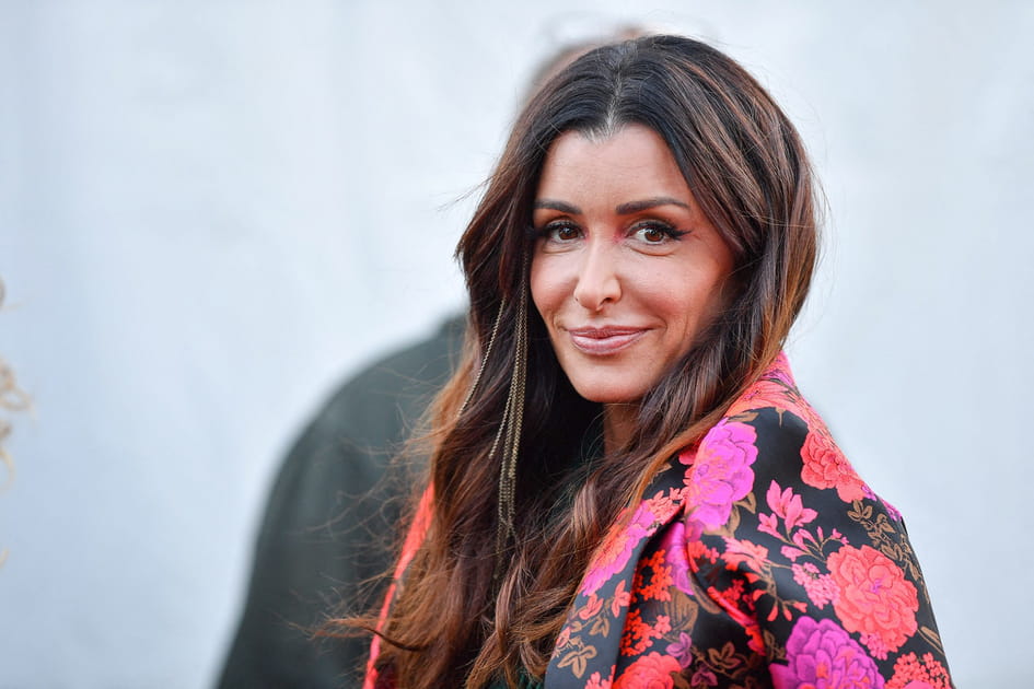 Les cheveux bruns et le balayage chatoyant de Jenifer