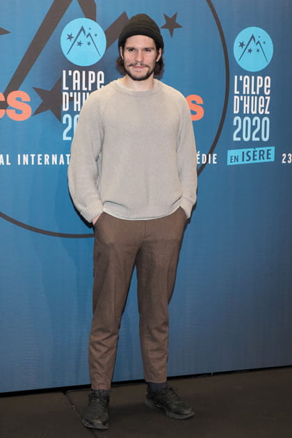 François Civil en pull beige et pantalon à pinces