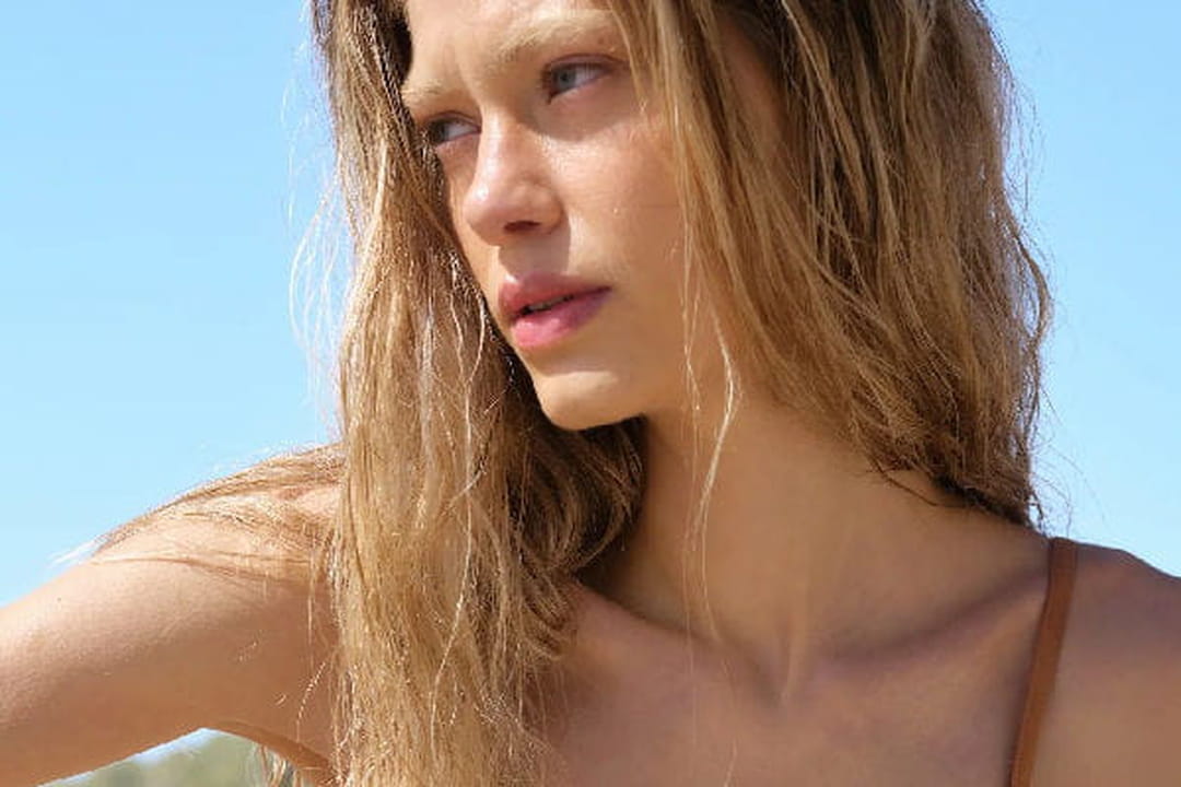 Maillot de bain deux pièces bleu ciel, sable et orange