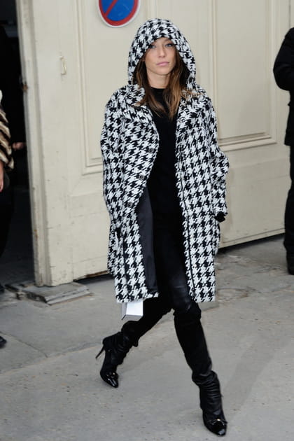 Laura Smet en manteau à capuche imprimé pied-de-poule et jean noir