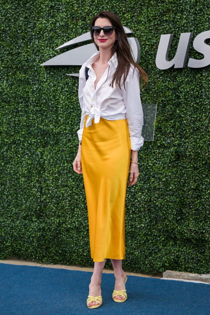 Anne Hathaway en chemise blanche et jupe jaune