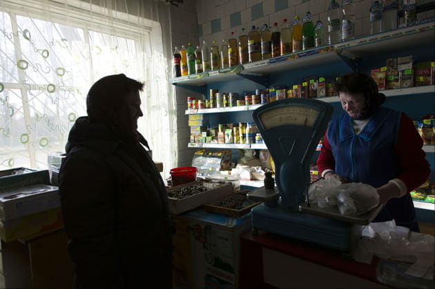 Une femme fait ses courses alimentaires