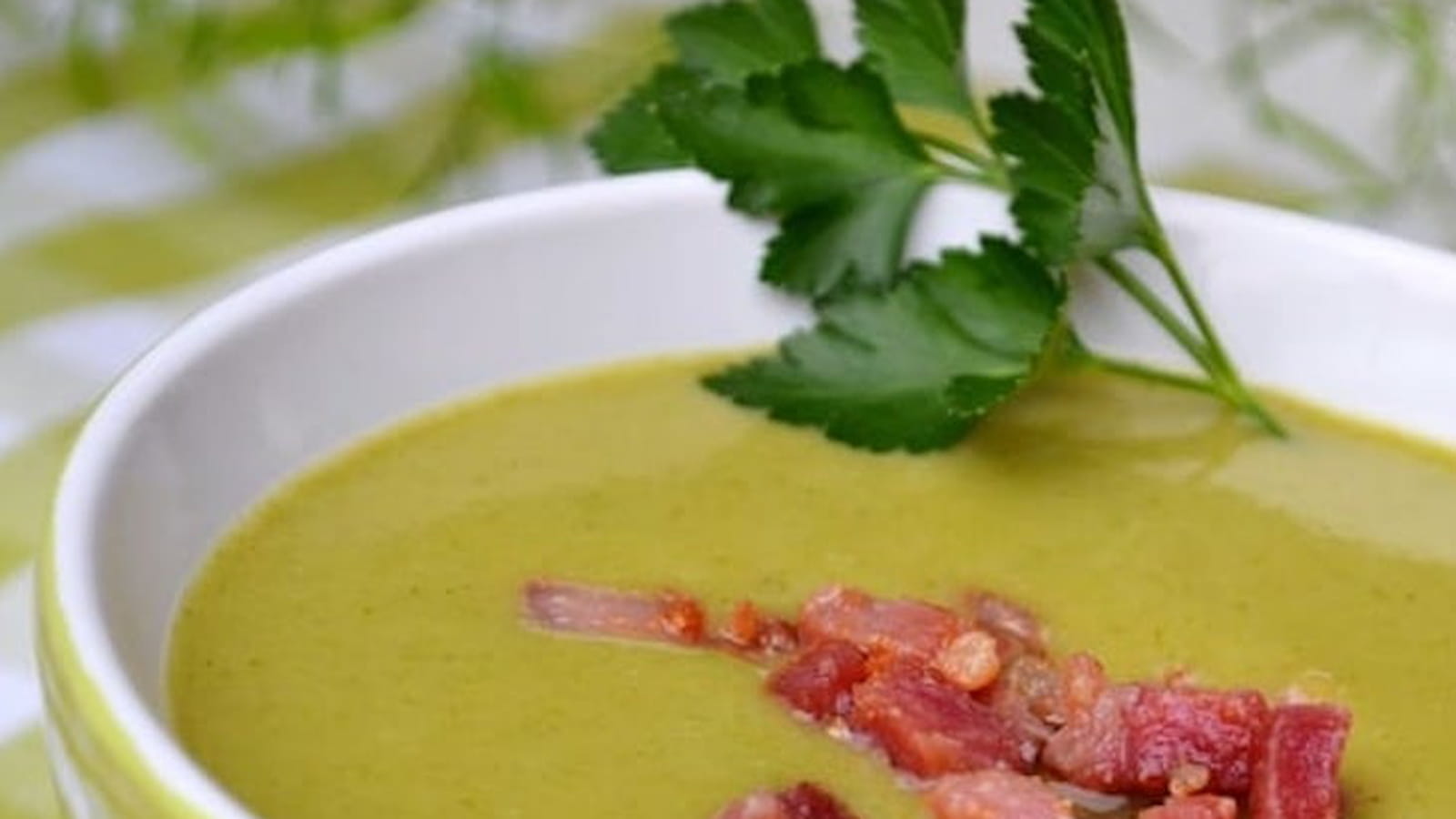 Soupe de brocoli au mascarpone et petits lardons grillés