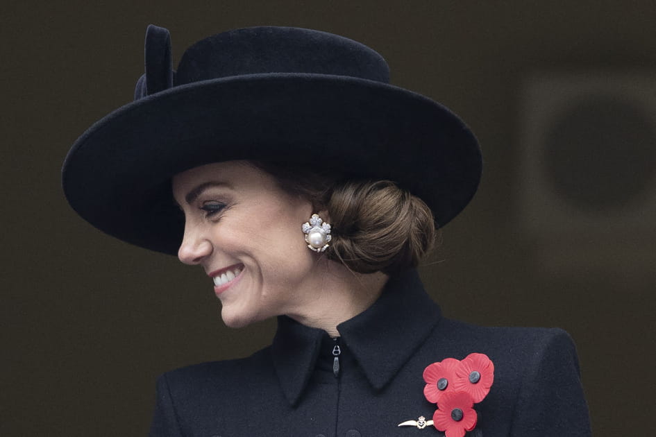 Kate Middleton, divine avec son chignon sur le c&ocirc;t&eacute;