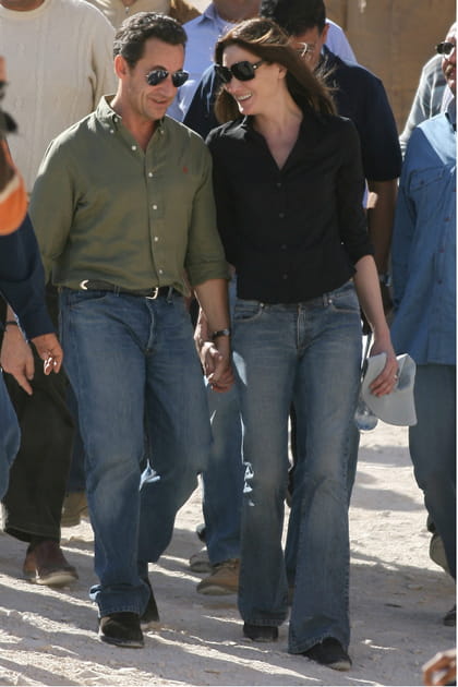 Carla Bruni en chemise noire et jean coupe flare