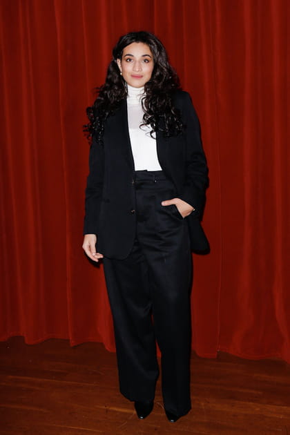 Camélia Jordana en costume noir