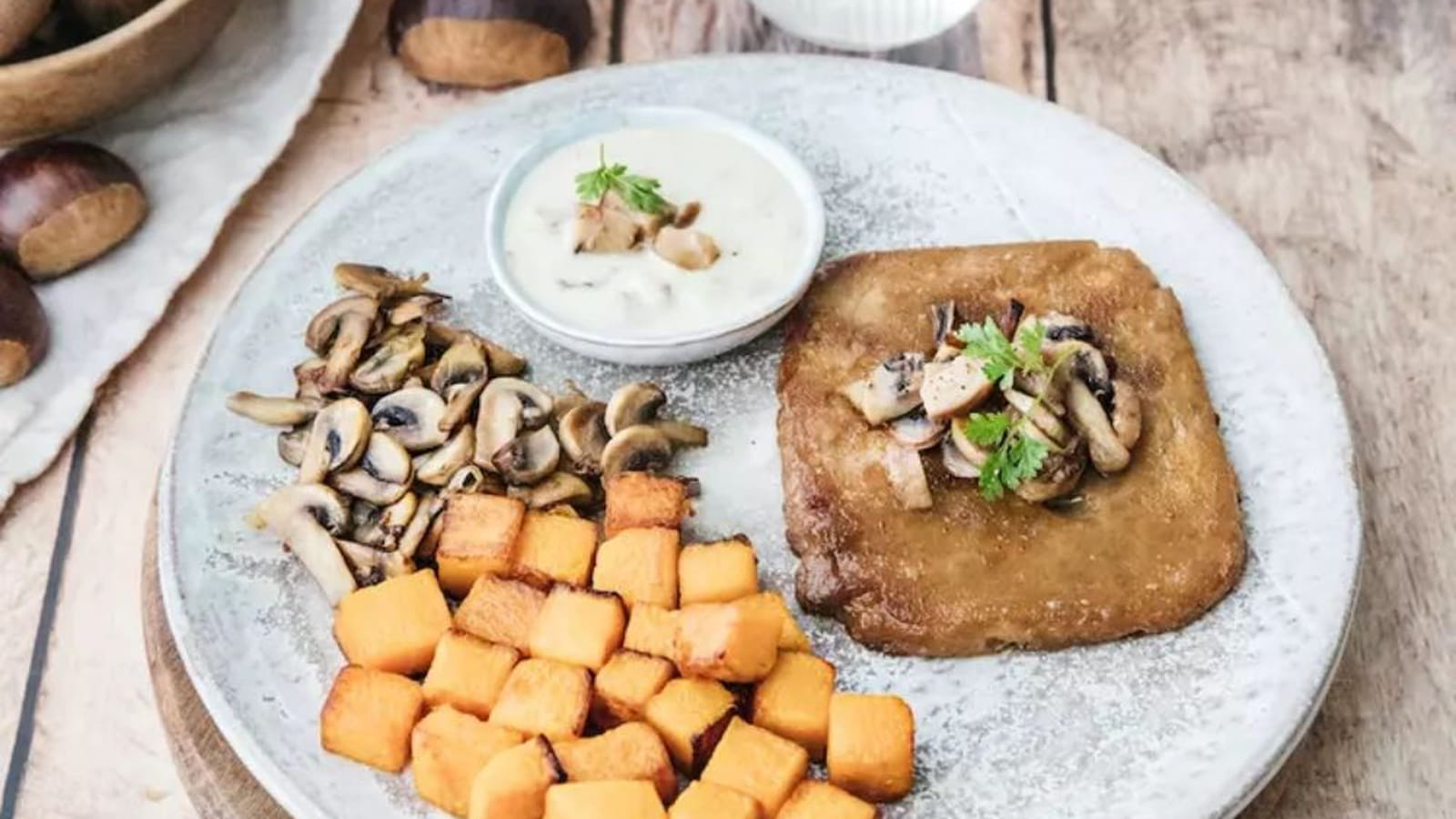 Seitan rôti, poêlée de champignons et butternut , crème d’amandes à la châtaigne