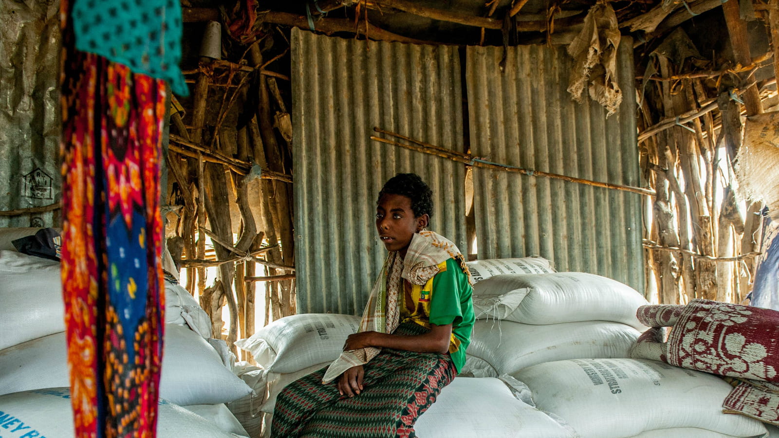 Un enfant sur les provisions