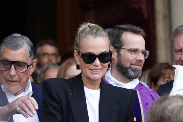 Obsèques de Philippe Labro : Laeticia Hallyday, souriante à la sortie de l'église