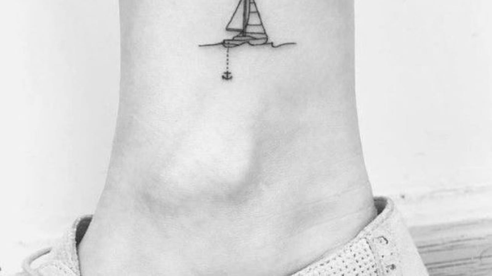 Petit bateau et son ancre sur la cheville