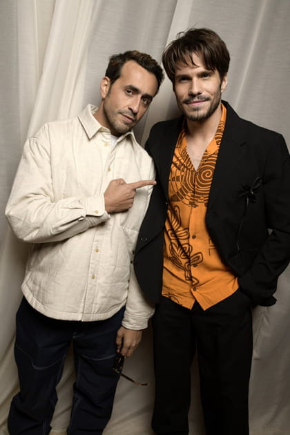 Jonathan Cohen en blouson blanc et François Civil en chemise orange au défilé Jacquemus "Le Raphia"