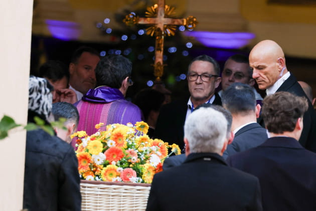 Nicolas-Jacques Charrier, fils de Brigitte Bardot, aux obsèques de sa mère