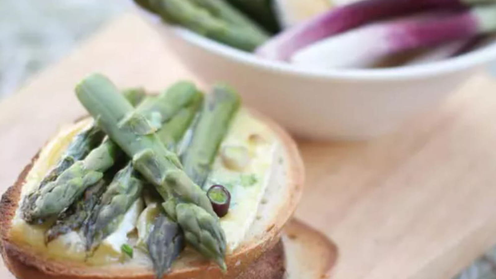 Bruschetta asperges et brie
