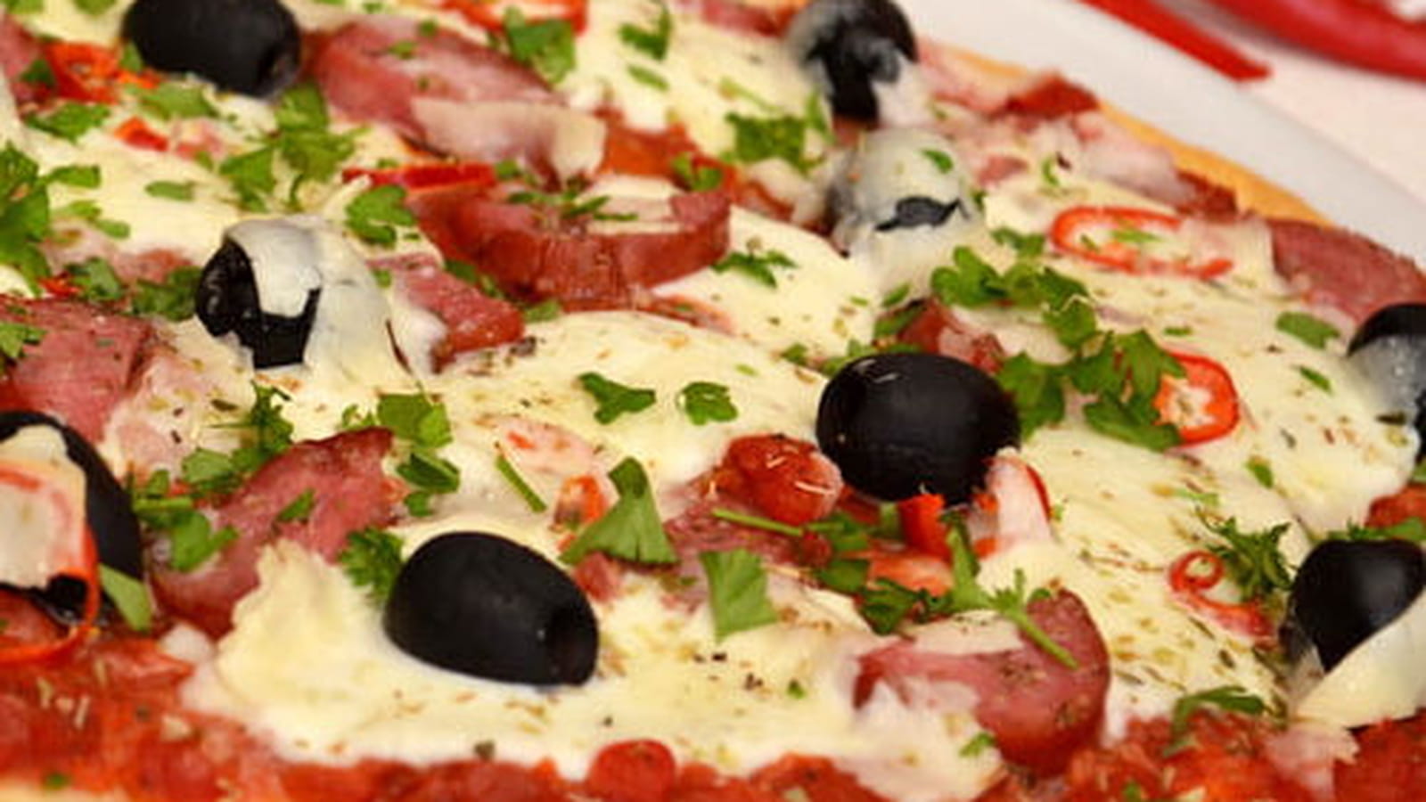 Pizza all'arrabiata, salami piquant et pecorino