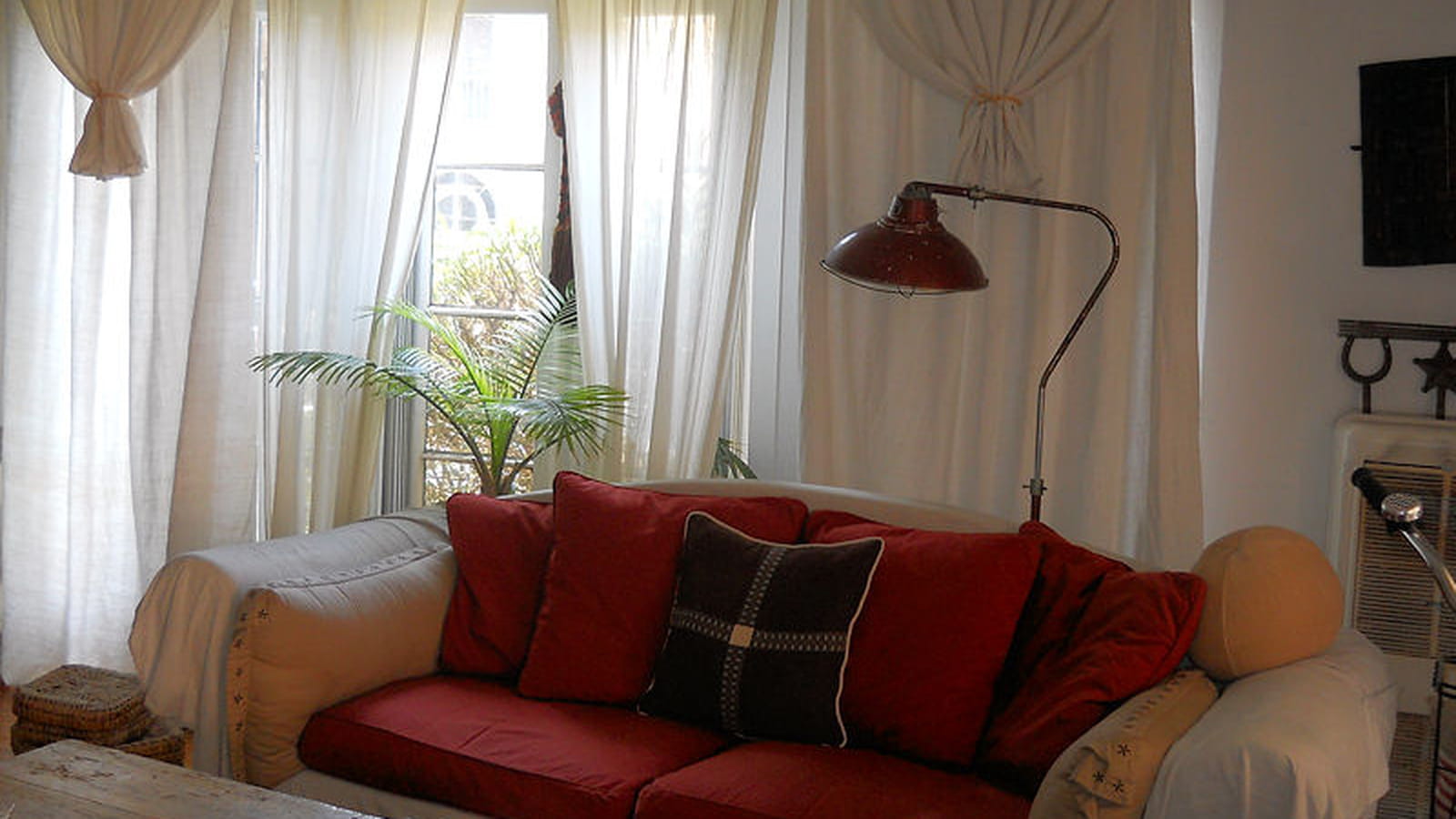 Canapé et lampadaire
