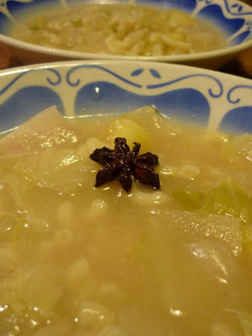 Bouillon de poule aux deux choux et coquillettes