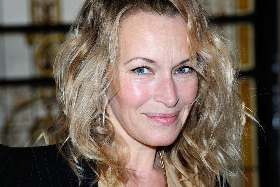 Estelle Lef&eacute;bure, d&eacute;contract&eacute;e avec son mi-long fluffy