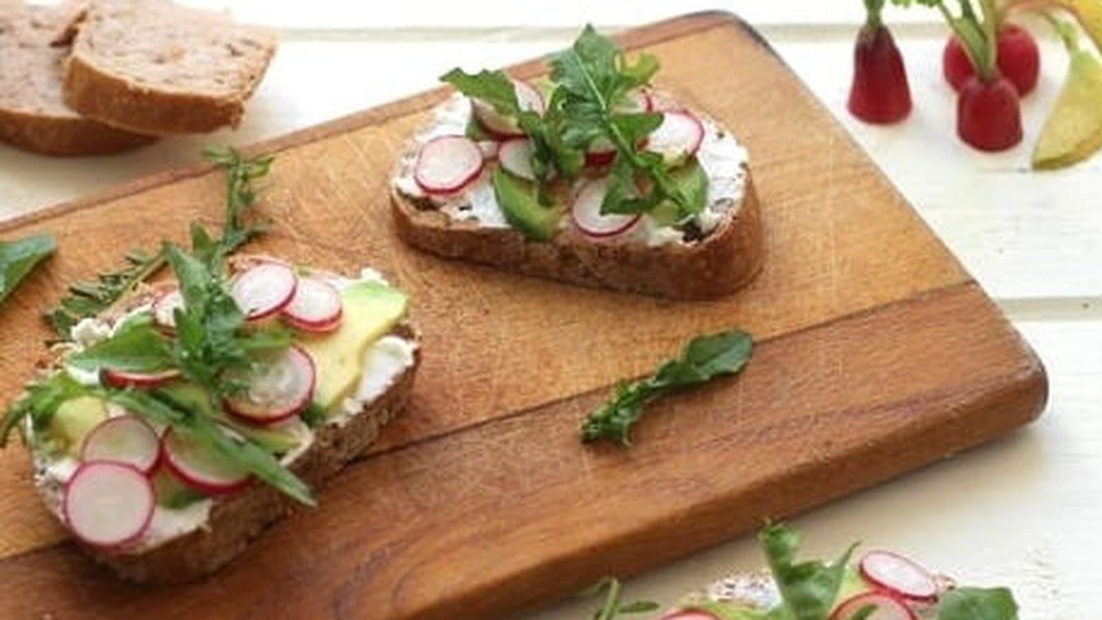 Bruschetta avocat, radis et pissenlit