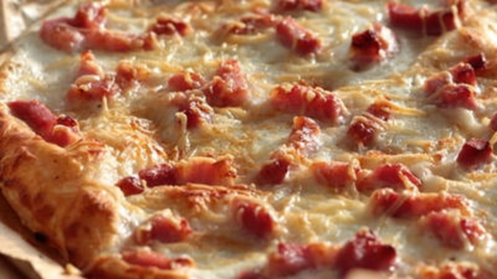 Tarte fine rapide aux lardons, fromage blanc et gruyère