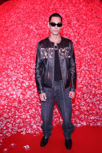 Evan Mock en veste en cuir d&eacute;lav&eacute; et jean &agrave; surpiq&ucirc;res&nbsp;apparentes au d&eacute;fil&eacute; Diesel