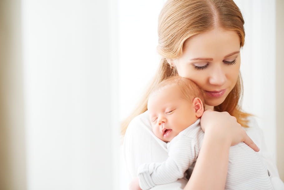Comment tenir bébé dans ses bras ?