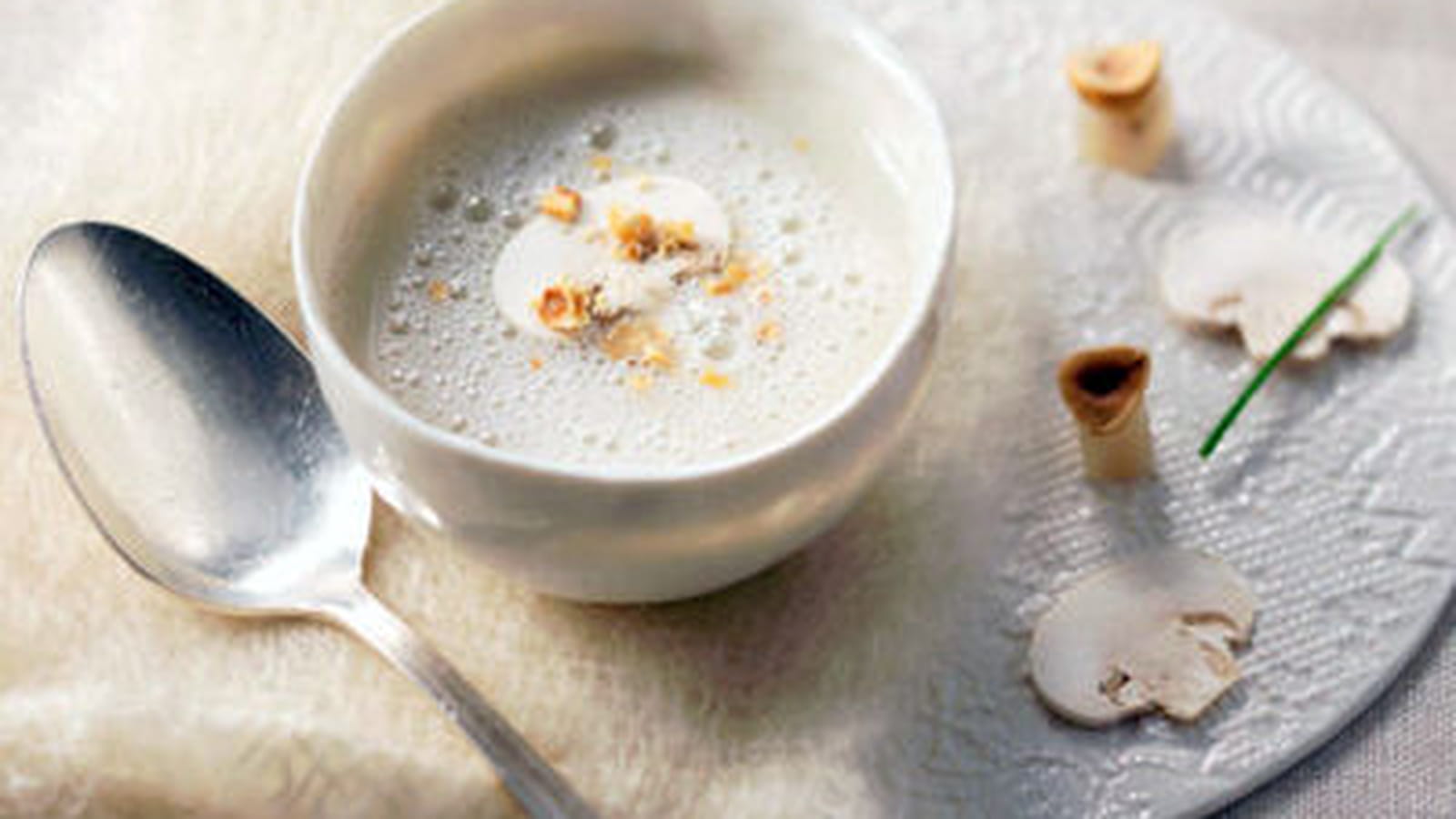 Velouté de topinambours au St Môret®, champignons crus et noisettes grillées