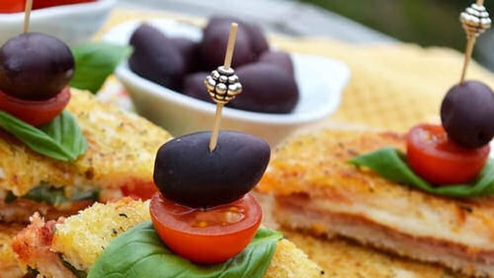 Croques apéritifs au jambon, mozzarella, tomates cerise, basilic et origan