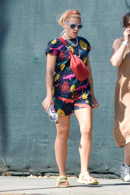 Busy Philipps en combinaison et banane