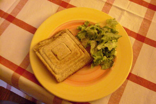 Croque-monsieur à la tomate, olives et cornichons