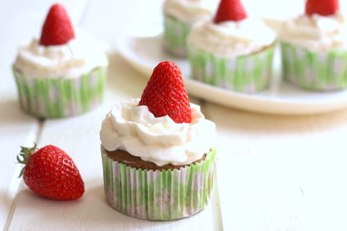 Chiffon cake au thé matcha et à la fraise façon cupcake