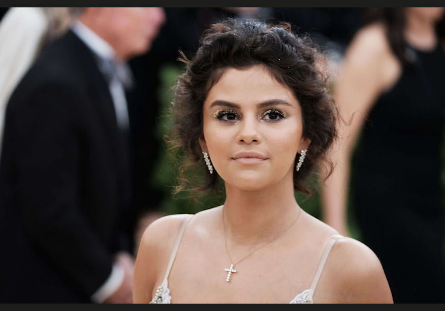 Le teint bronz&eacute; de Selena Gomez