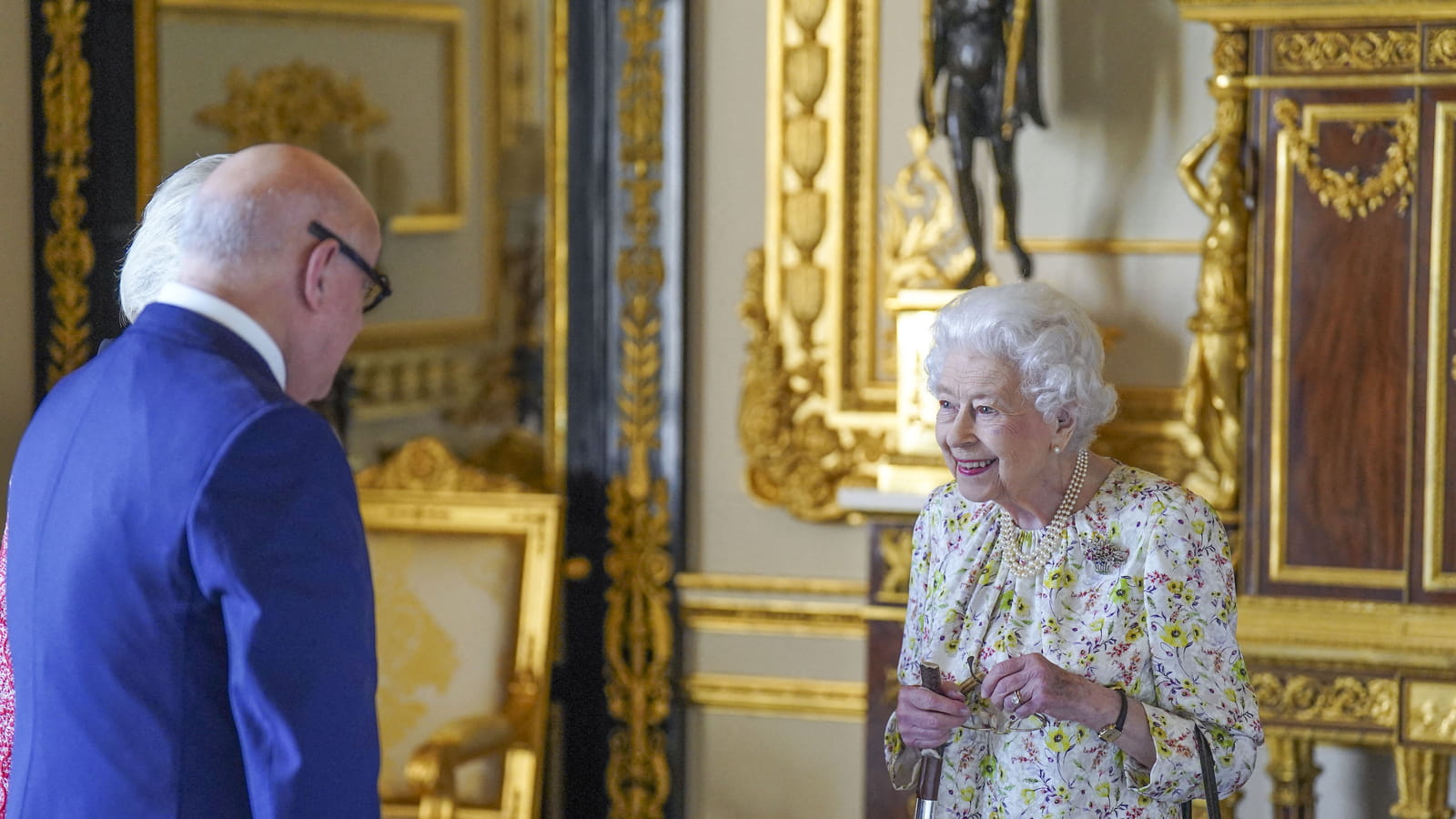 Elizabeth II rencontre Dr Peter Harper, de Halcyon Days