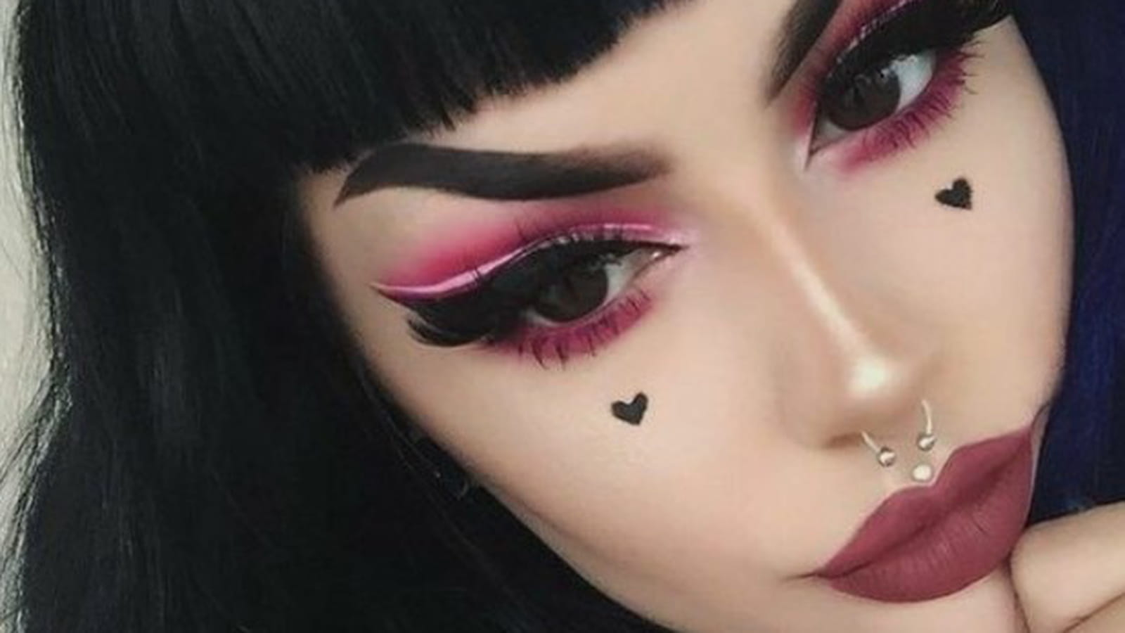 Maquillage gothique avec coeurs