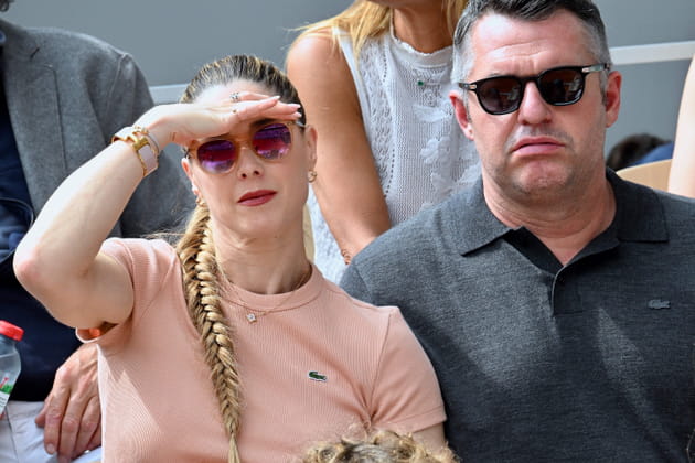 Arnaud Ducret et sa femme Claire Francisci accablés par le soleil à Roland-Garros