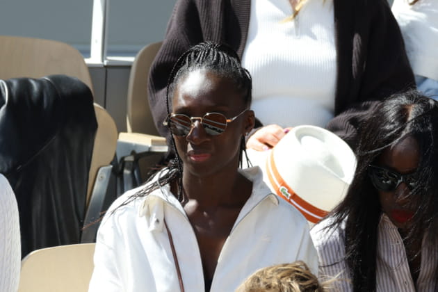 La com&eacute;dienne Eye Ha&iuml;dara sous le soleil de Roland-Garros